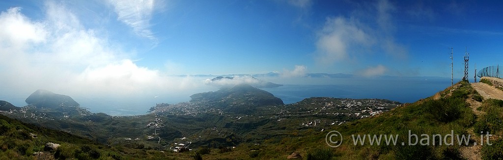 DSCN8740.JPG - Ogni tanto il vento porta via le nuvole e ci fà godere il panorma verso il promontorio di Monte Falcone e l'isola di Vulcano